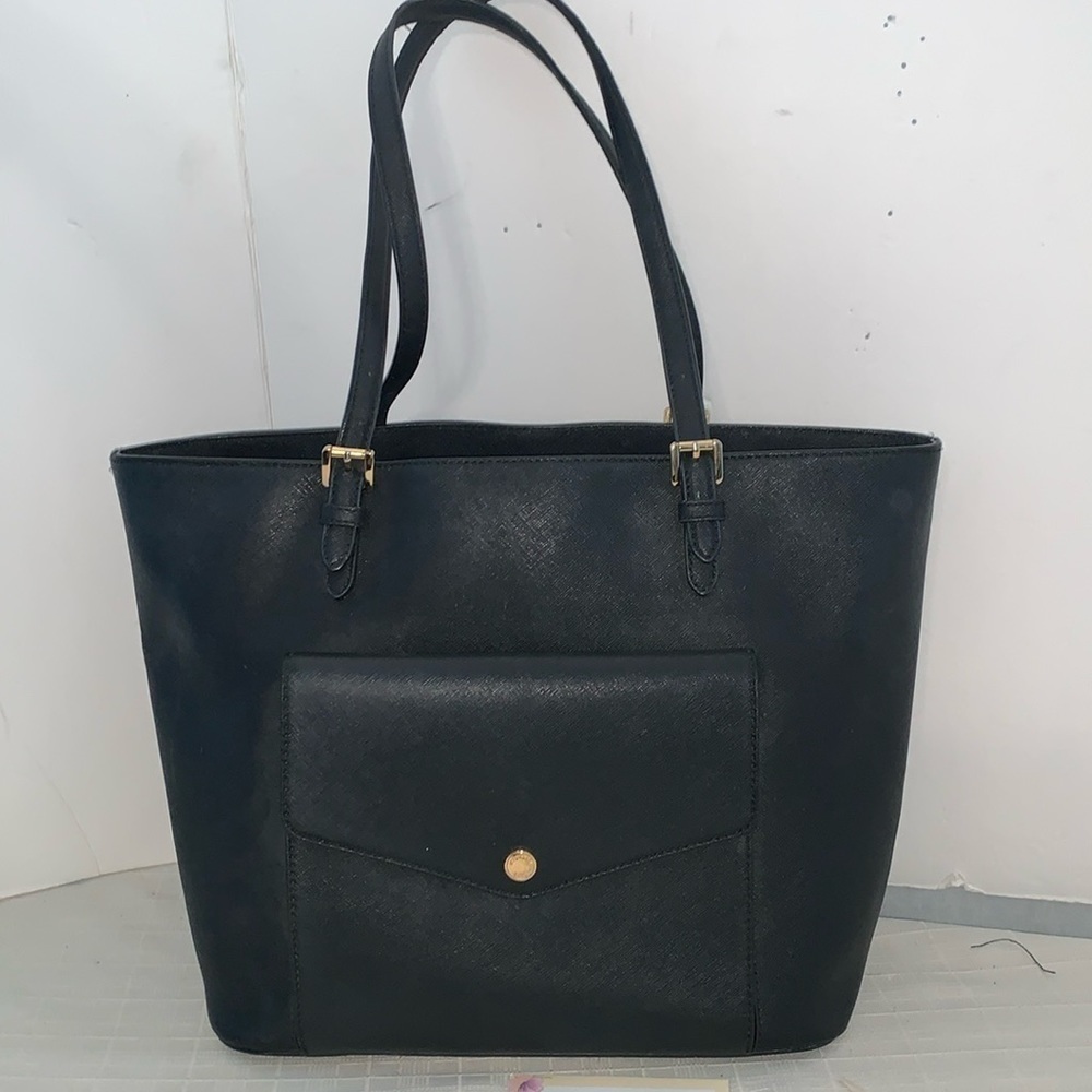 Michael Kors Jet Set Medium Black
Saffiano Leather Tote